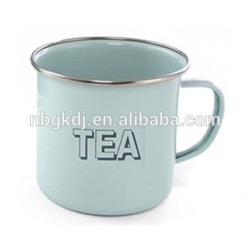 taza de té de esmalte con borde de acero inoxidable y etiquetas blancas de leche